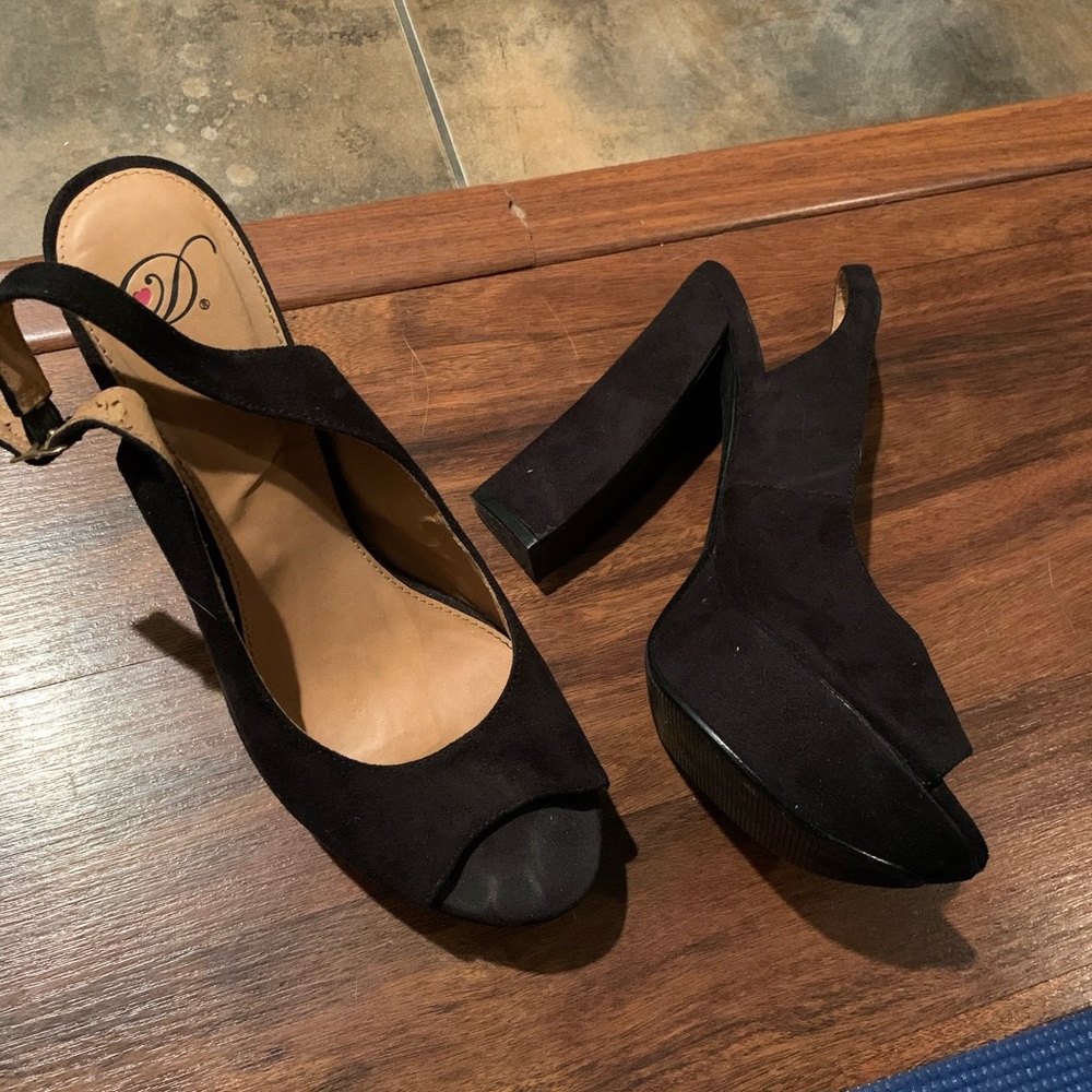 Shoes - Picture 4 of 4